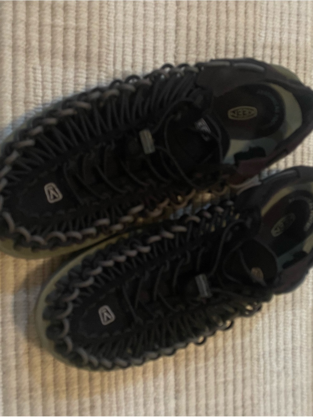 KEEN Men's Size US 10.5 Uneek Sandals Water Shoes Black & Gray
